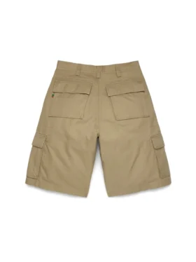 Säsongens cargoshorts i beige